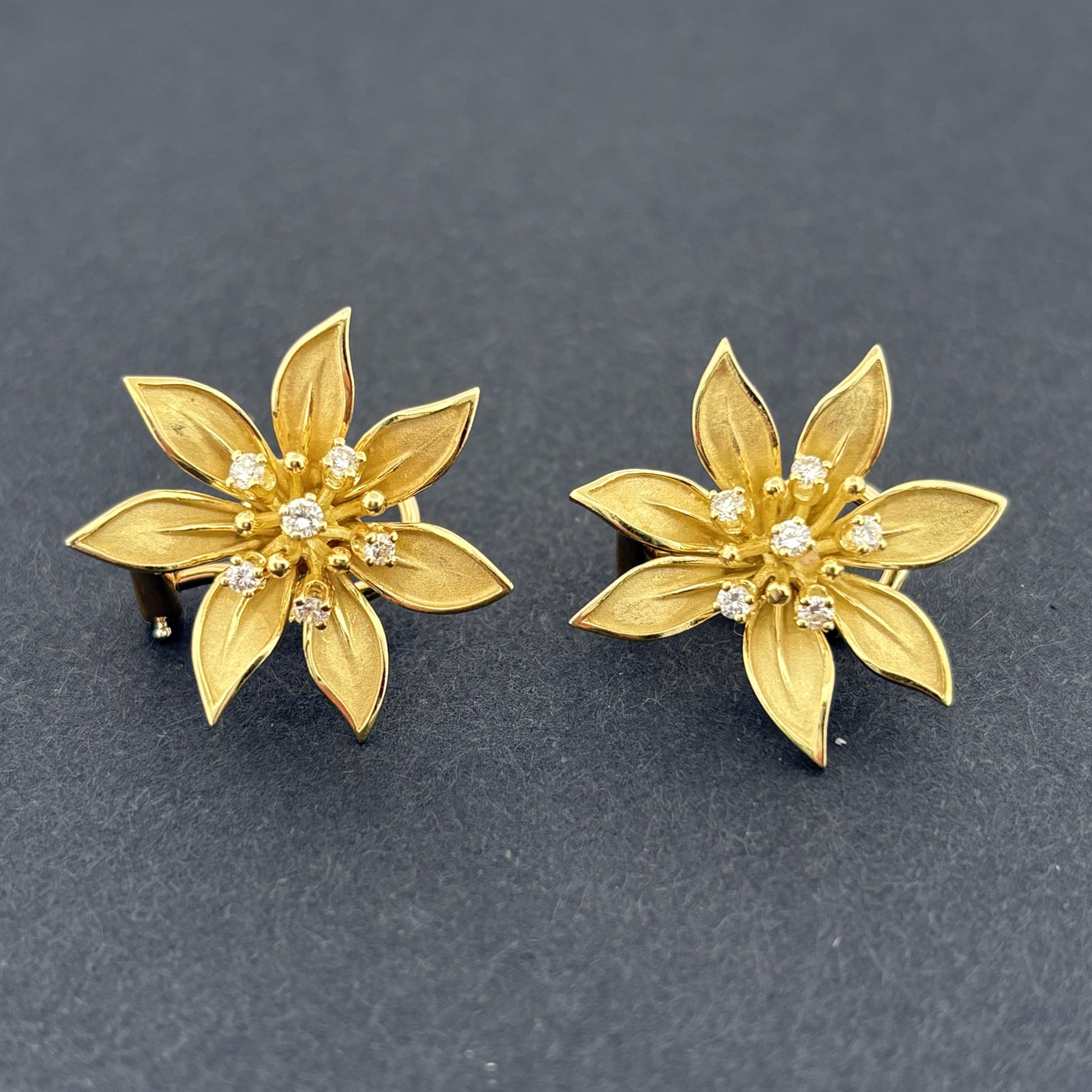 Vintage Flower Earrings in 18k Yellow Gold & Diamond