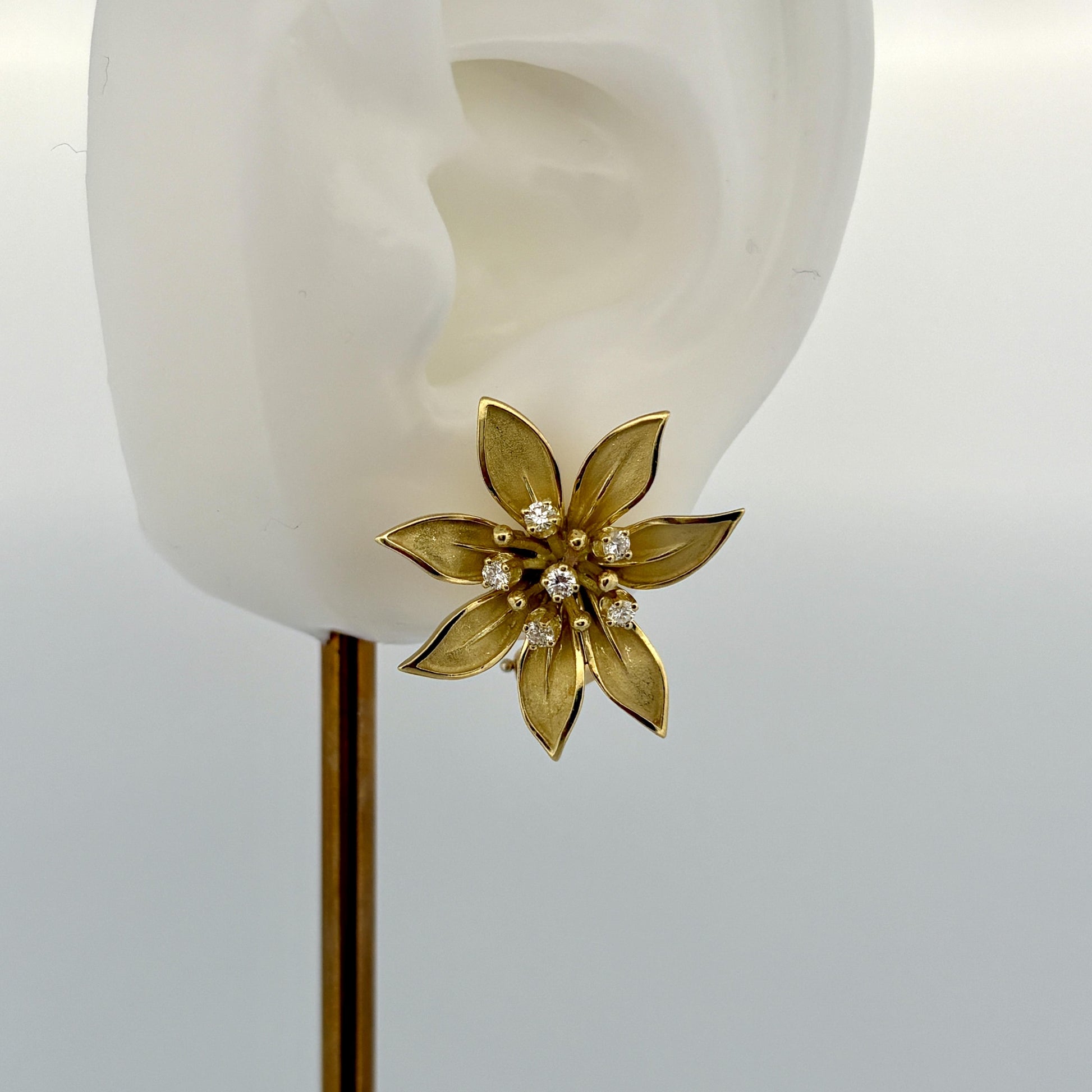 Vintage Flower Earrings in 18k Yellow Gold & Diamond