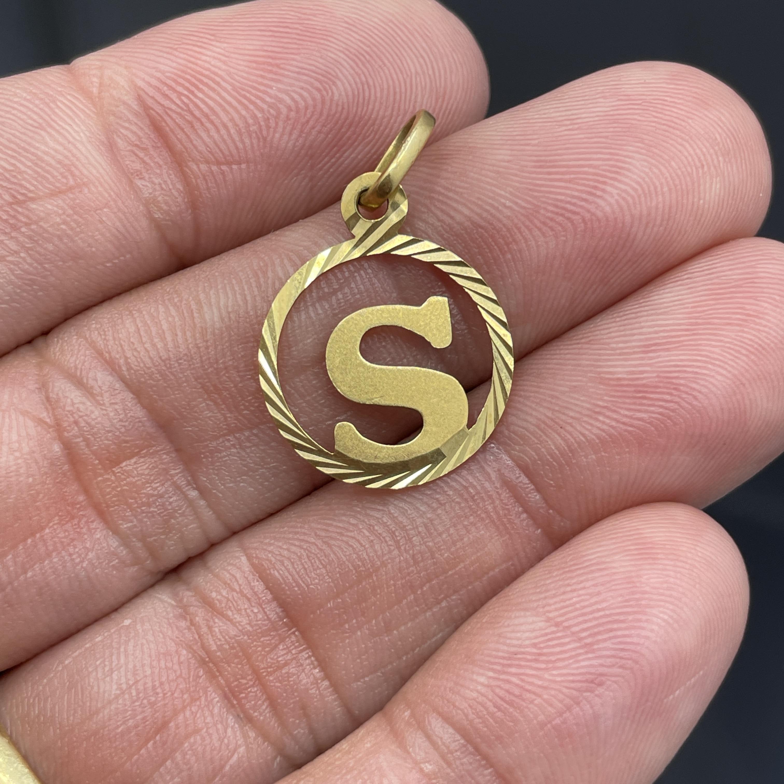 Vintage Letter S Initial Circle Pendant in 18k Yellow Gold - 17mm -  Italy