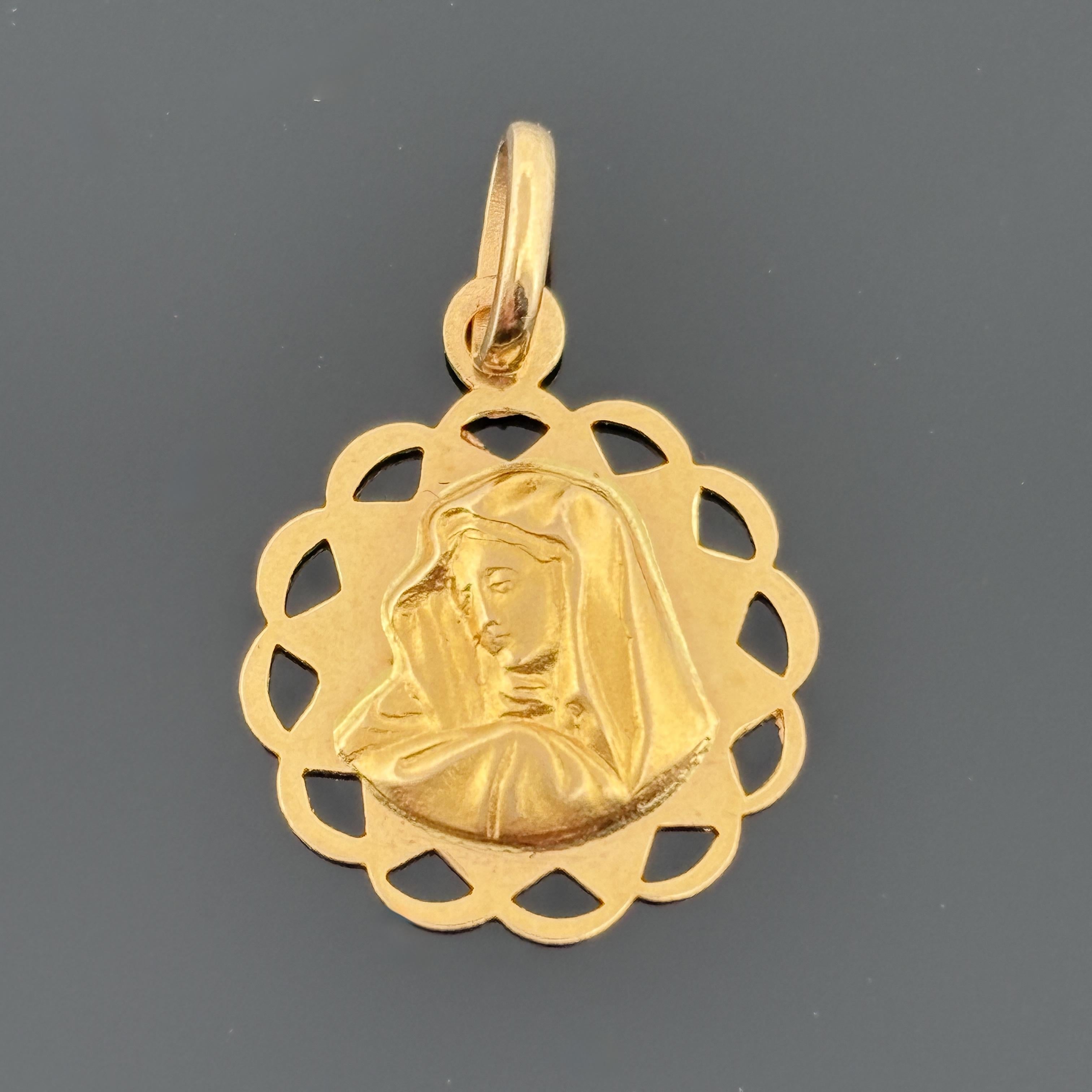 Blessed Virgin May Pendant Medal 18K Fratelli Pavan Italy - Approx 14mm