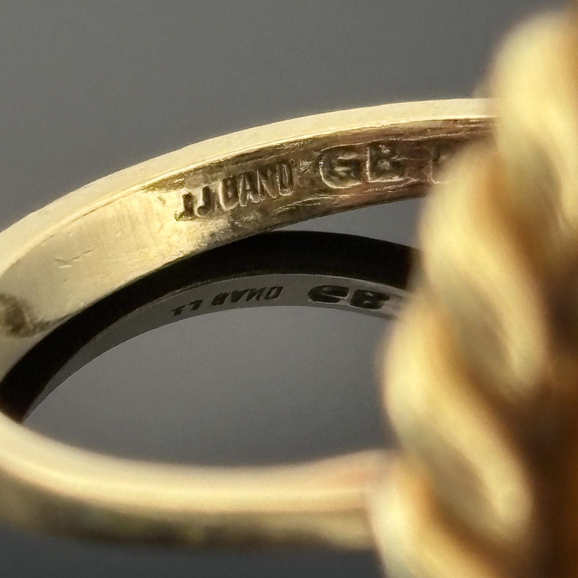 Vintage Mid-Century Amethyst Rope Motif Ring in 18k Yellow Gold