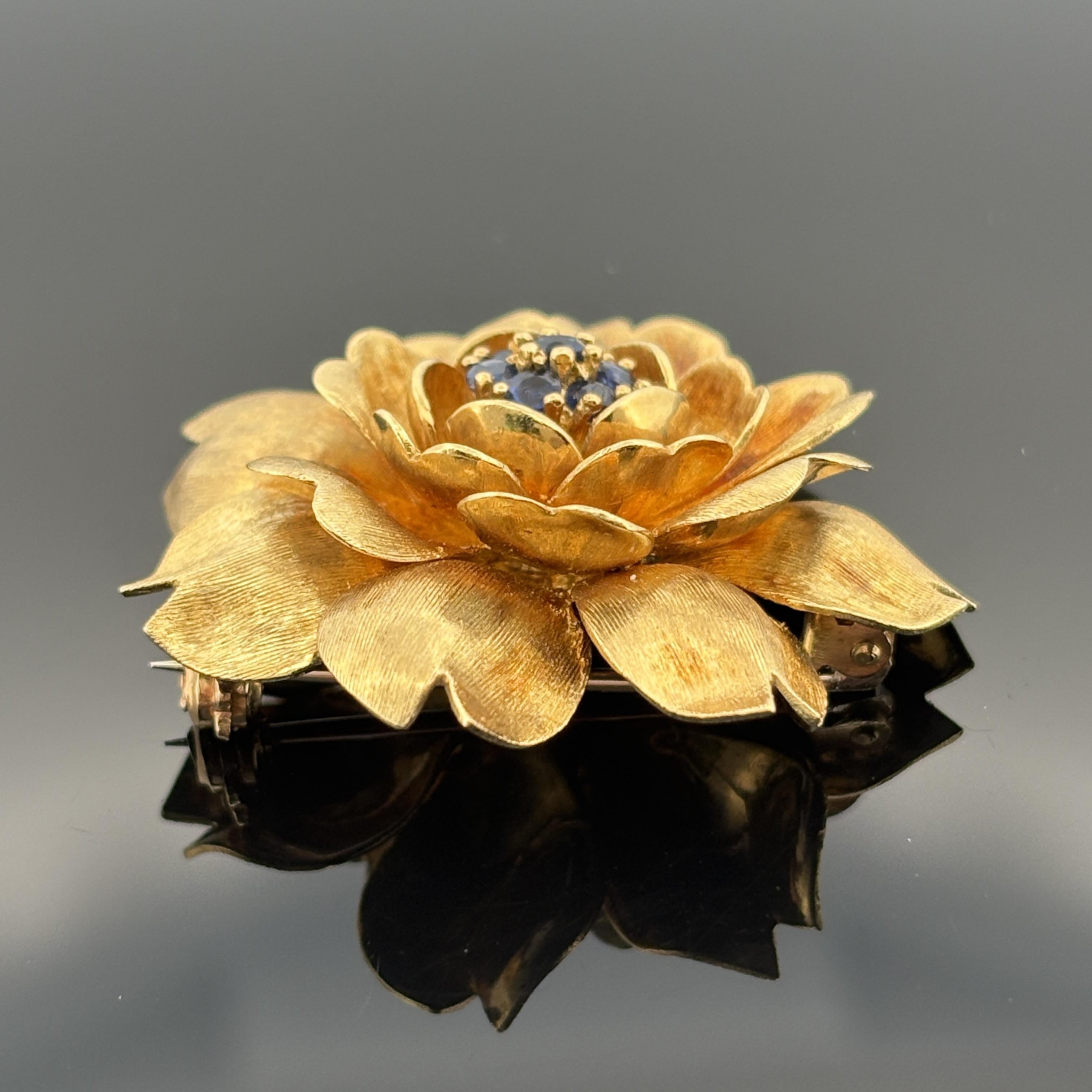 Vintage Flower Brooch 18k Yellow Gold & Blue Sapphire, Italy ca. 1970