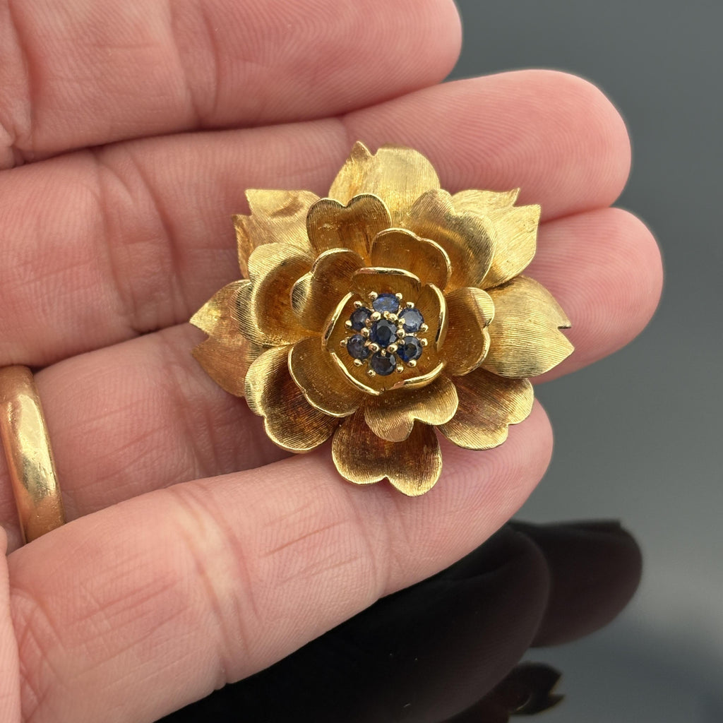Vintage Flower Brooch 18k Yellow Gold & Blue Sapphire, Italy ca. 1970